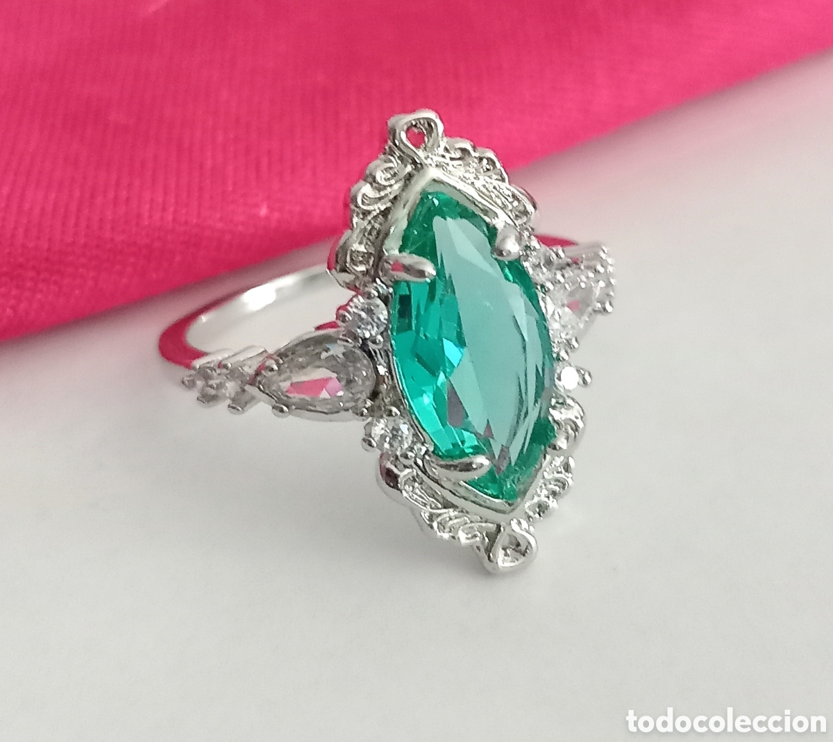 Joyeria: Original anillo plateado con incrustaci&oacute;n azul verdoso transparente. 19mm di&aacute;m Muy bonito