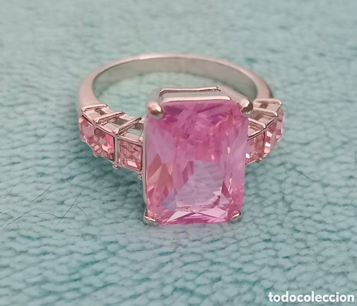 Joyeria: Original anillo plateado con incrustaciones brillantes rosas 19mm di&aacute;m. Muy bonito