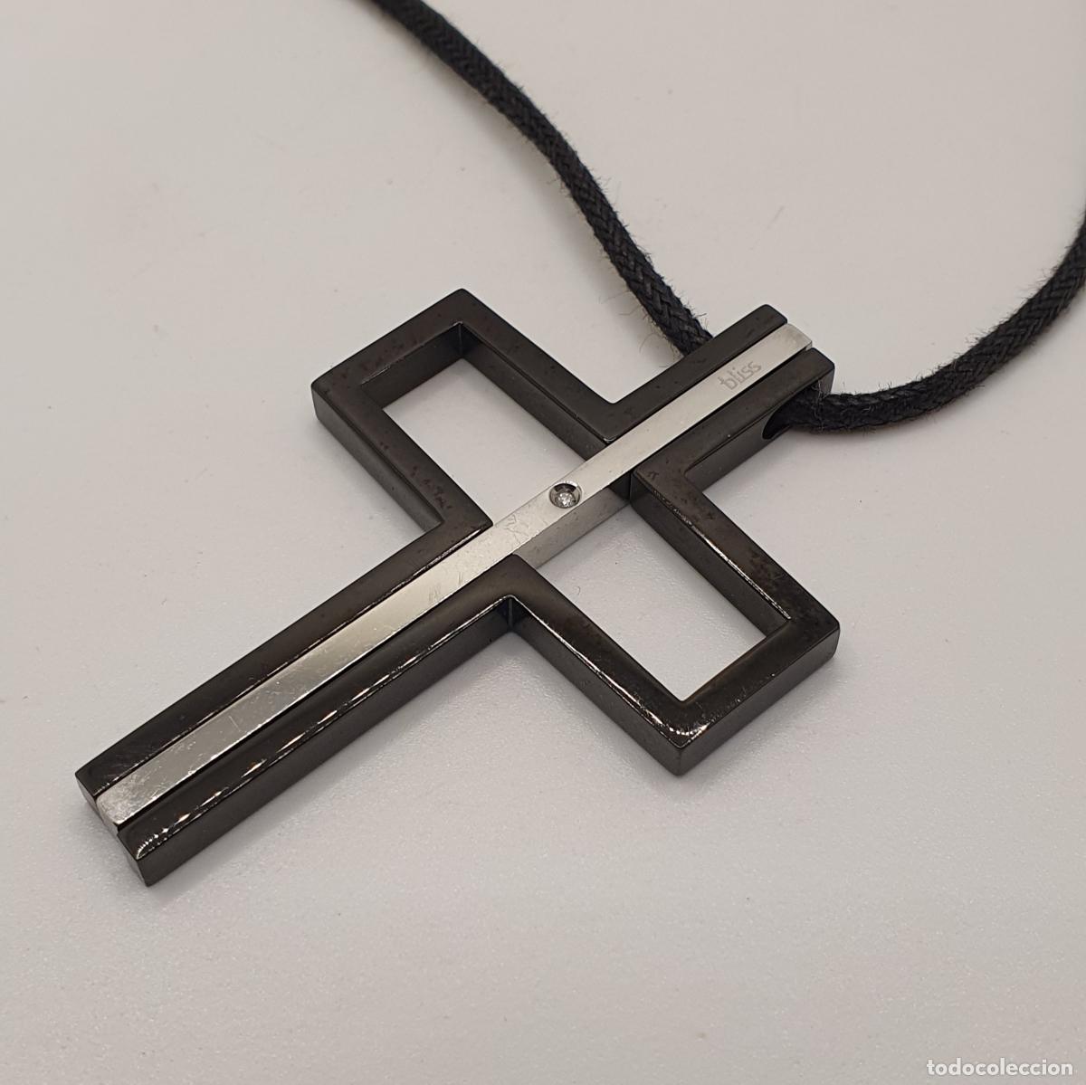 Joyeria: Original cruz en tres piezas de la firma BLISS con un brillante aut&eacute;ntico incrustado.