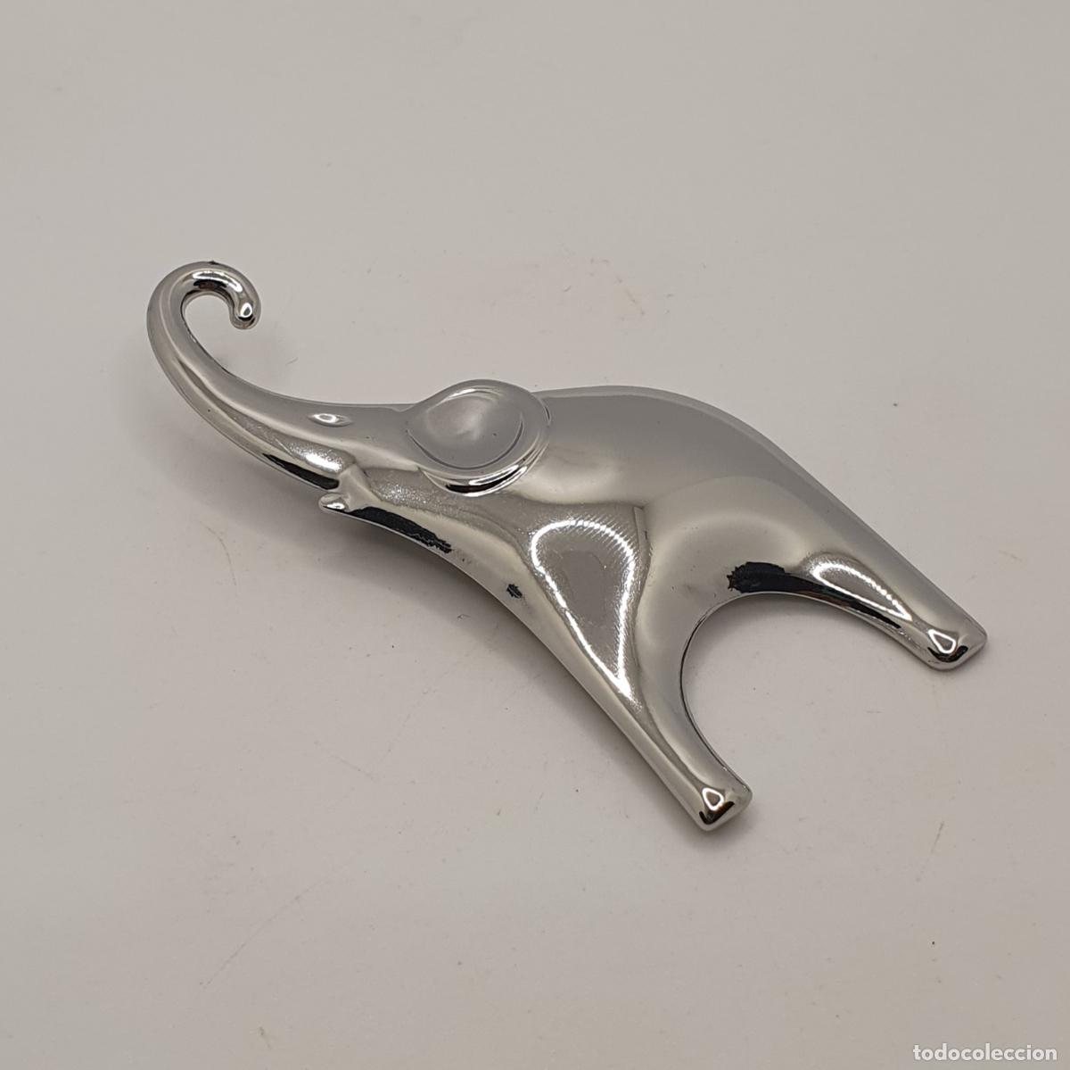 Joyeria: Precioso broche de elefante con la trompa hacia arriba en acero repujado.
