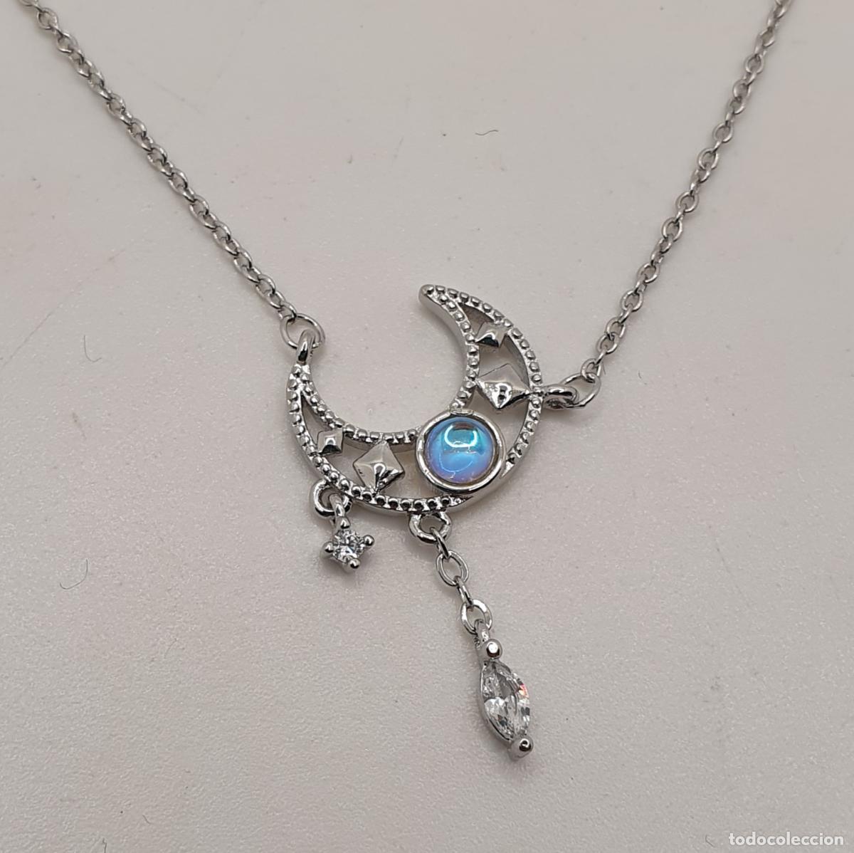 Joyeria: Bella gargantilla de luna menguante con acabados en plata 925, circonitas y cabuj&oacute;n iridiscente.