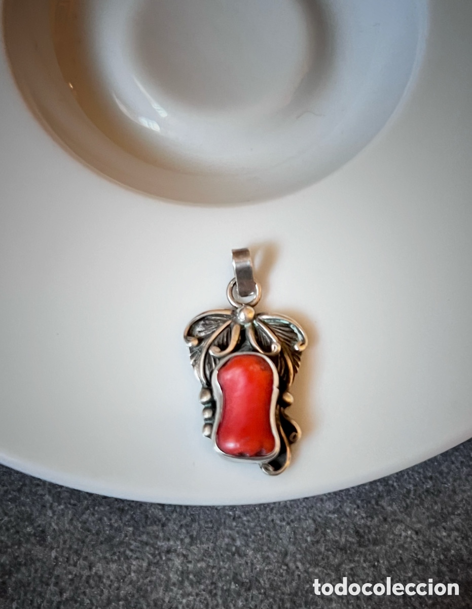 Joyeria: Antiguo colgante Navajo de plata de ley 925 y coral natural. Firmado H. HARVEY.