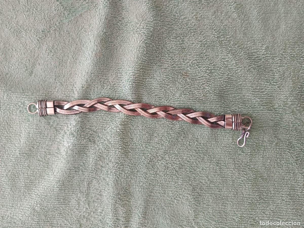 Joyeria: Elegante pulsera de estilo artesanal confeccionada con un dise&ntilde;o de trenza