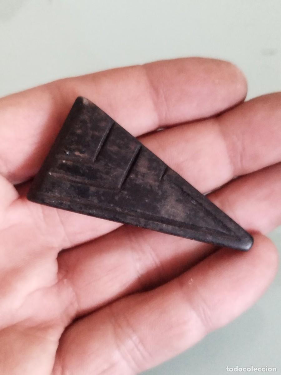 Joyeria: Antiguo clip o pinza para vestido antiguo estilo Art D&eacute;co. Celuloide o baquelita.