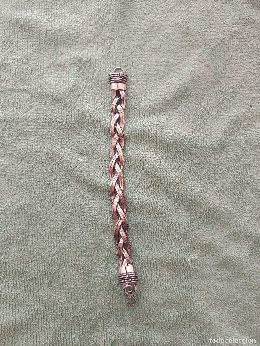 Joyeria: Pulsera artesanal de alambre de metal trenzado
