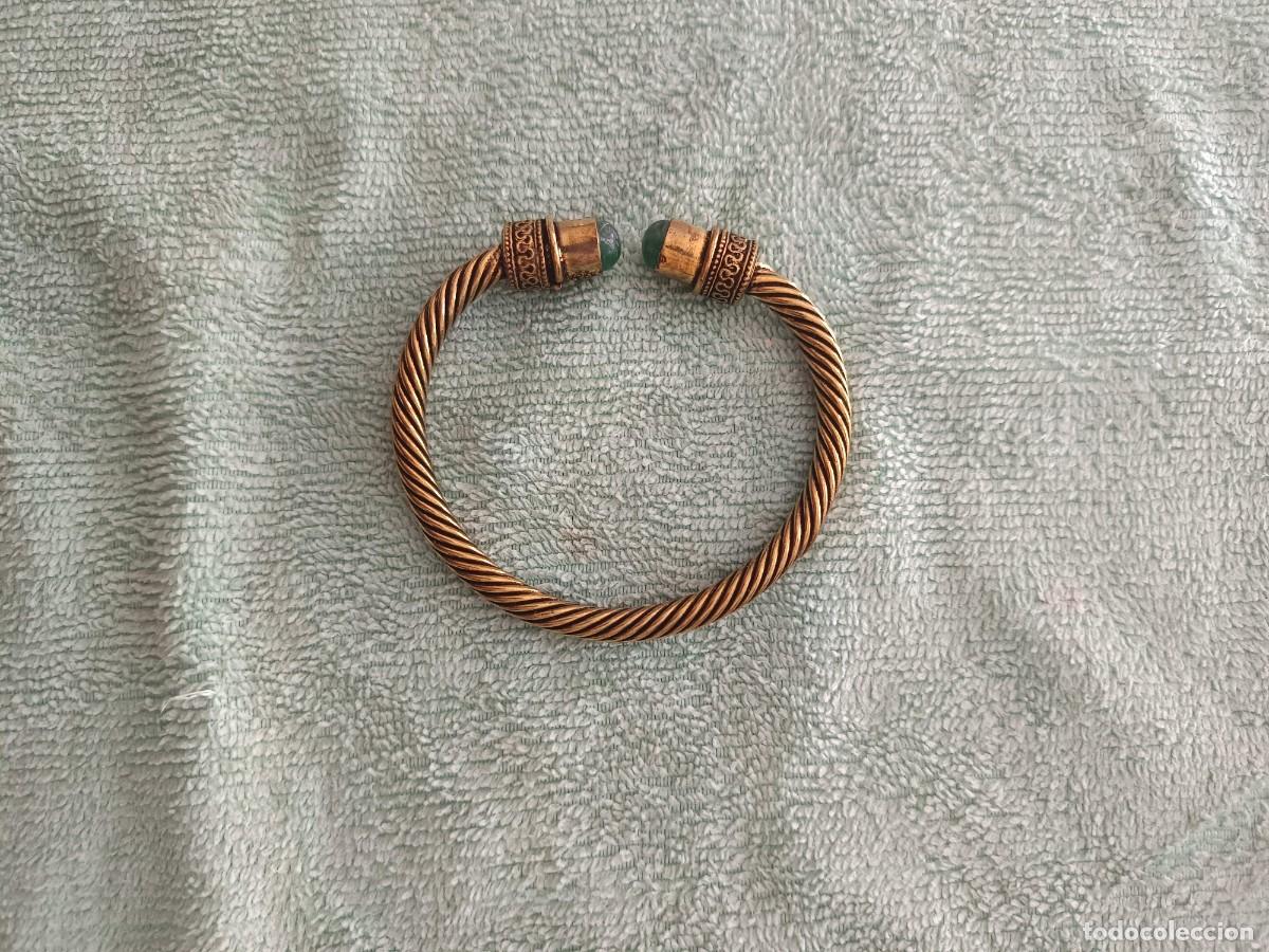 Joyeria: Elegante brazalete r&iacute;gido de tipo esclava