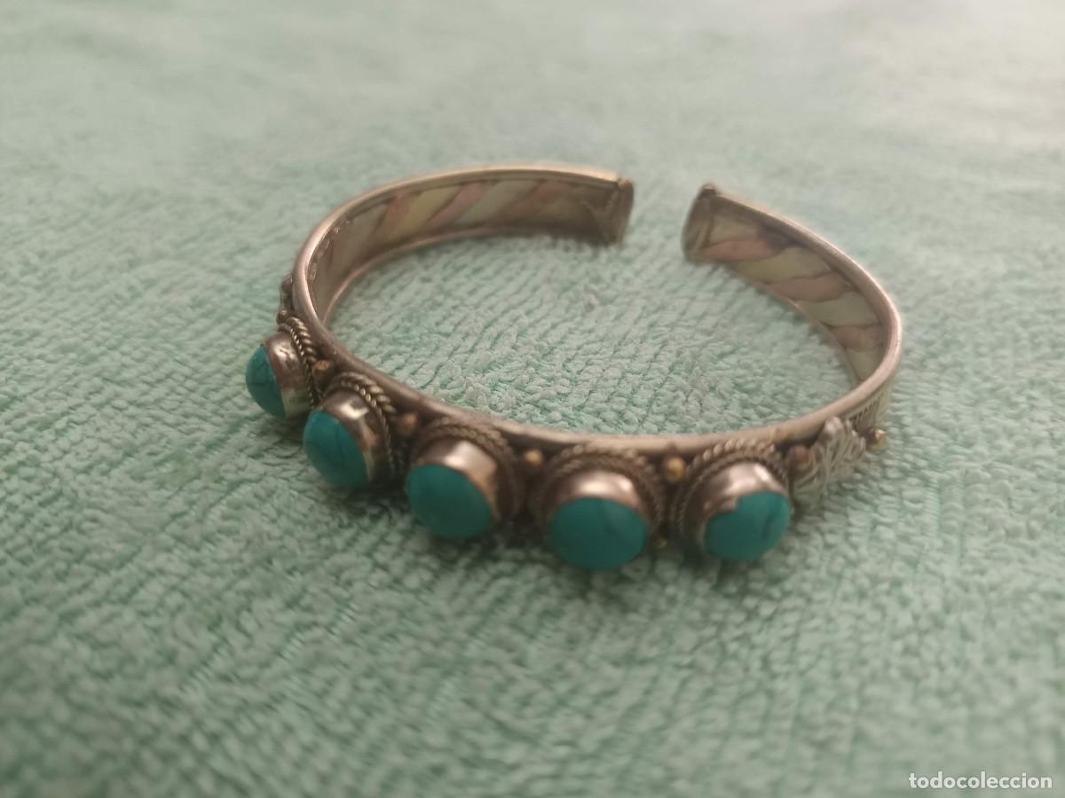 Joyeria: Brazalete r&iacute;gido abierto de estilo &eacute;tnico