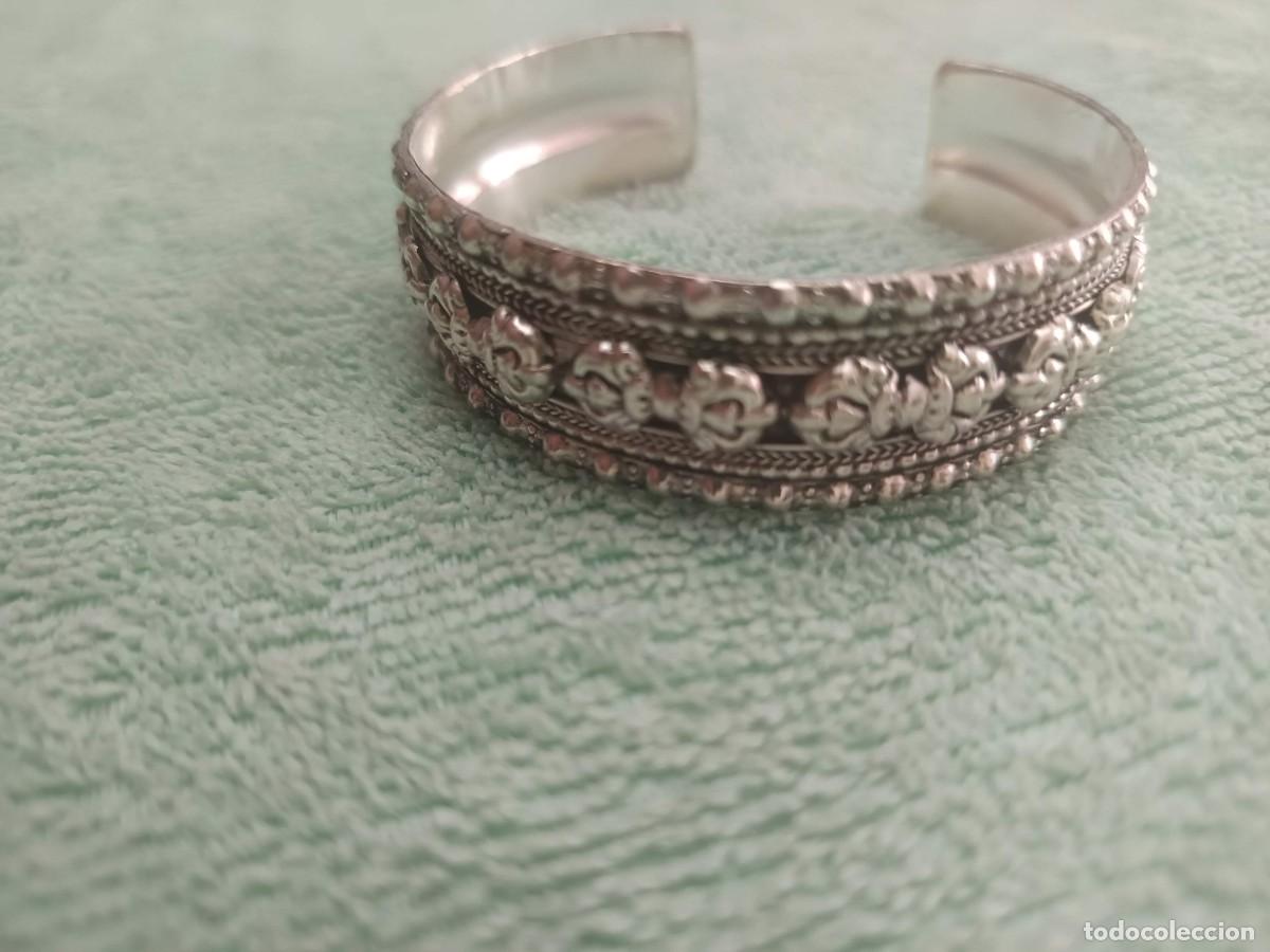 Joyeria: Brazalete r&iacute;gido de estilo &eacute;tnico