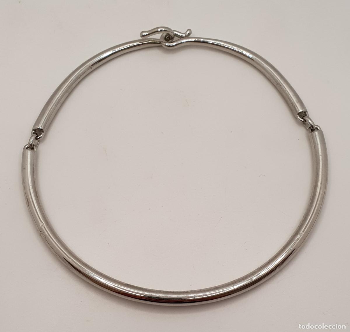 Joyeria: Elegante gargantilla r&iacute;gida tipo torque tubular segmentado con cierre de seguridad de dise&ntilde;o.