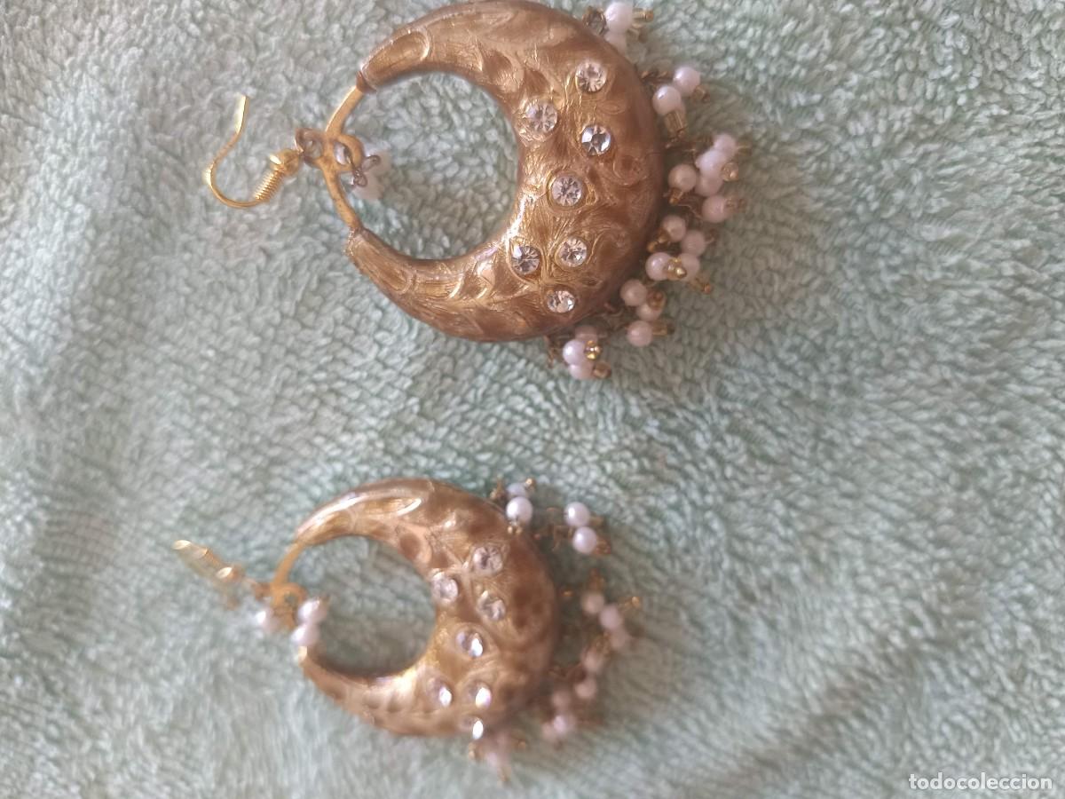 Joyeria: pendientes &eacute;tnicos tipo chandbali en tono dorado con incrustaciones de pedrer&iacute;a y abalorios
