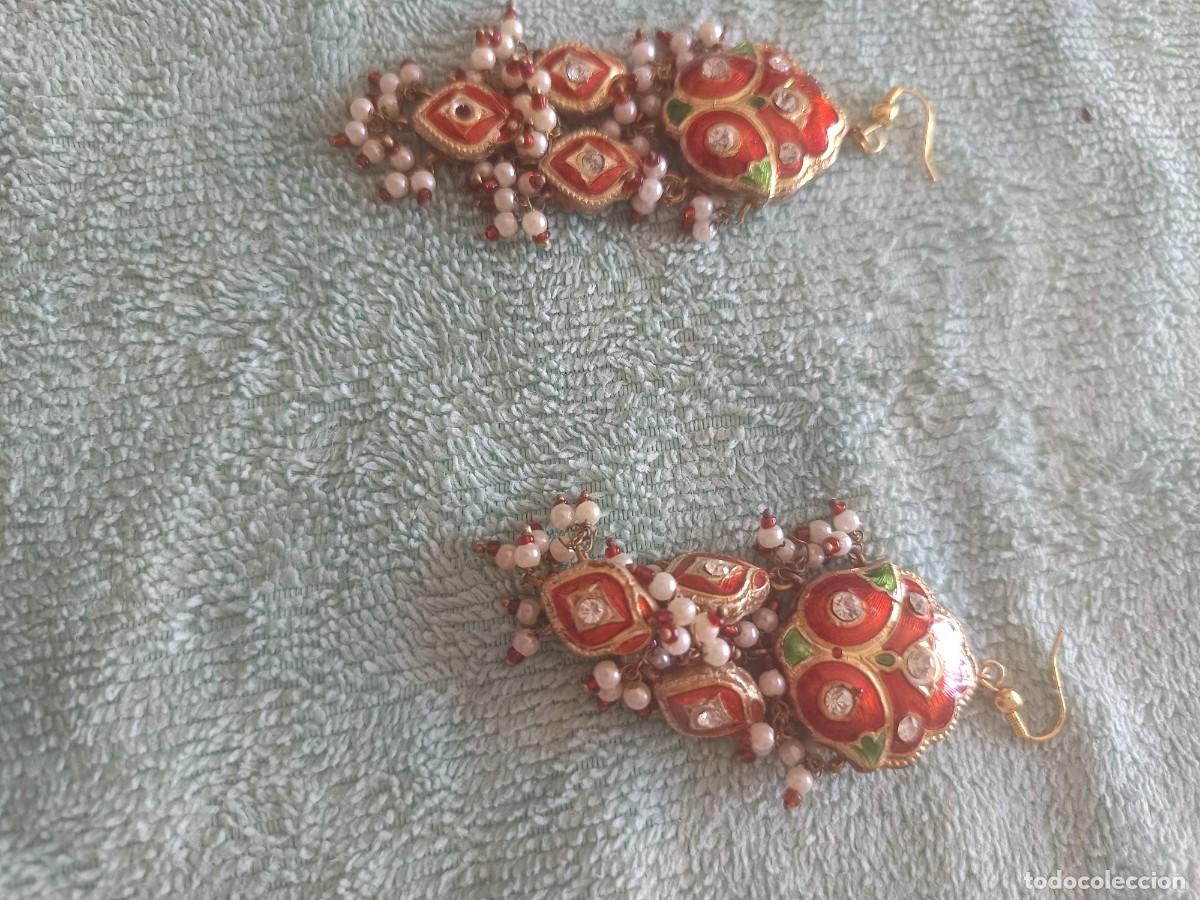 Joyeria: Pendientes largos de estilo tradicional indio con un dise&ntilde;o de candelabro en tono dorado