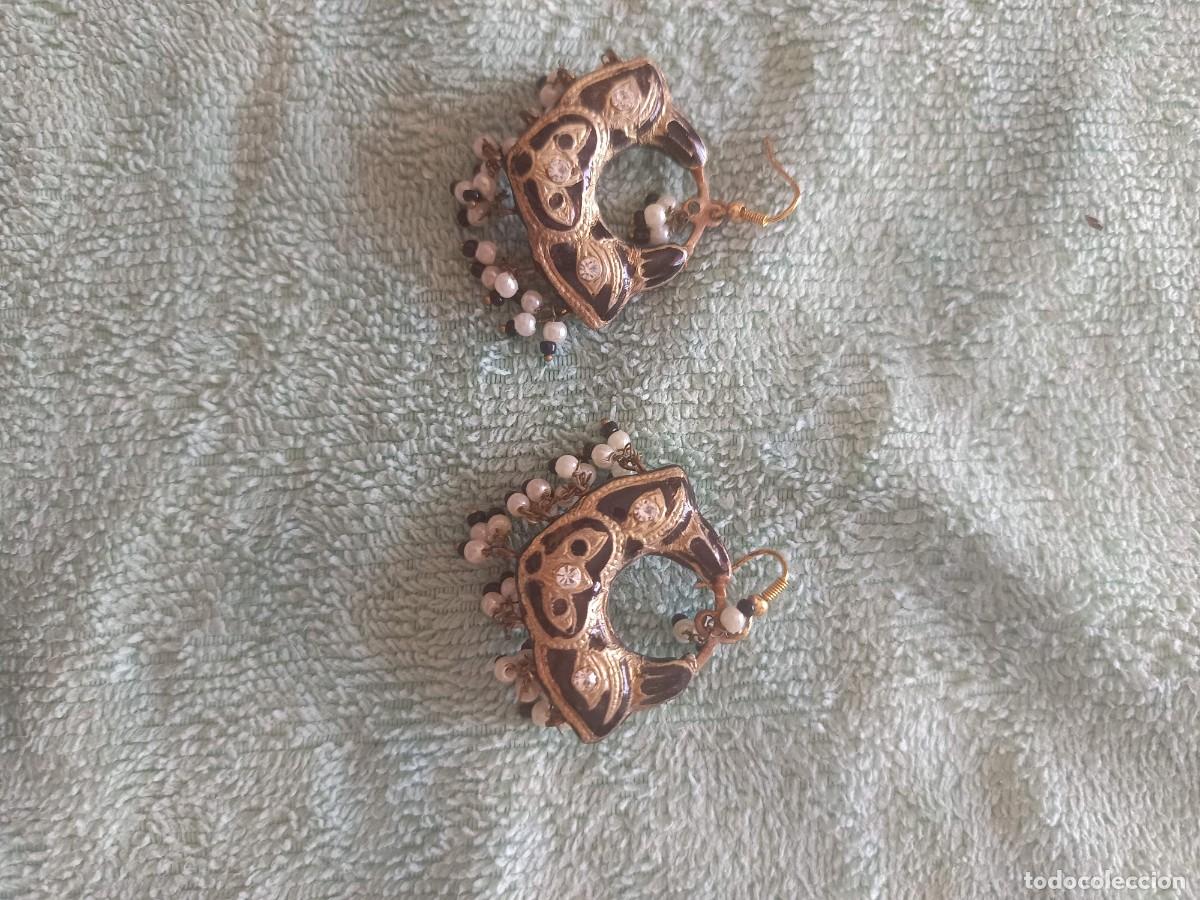Joyeria: Pendientes Meenakari y Lac de Jaipur en tonos negros y dorados con cuentas colgantes