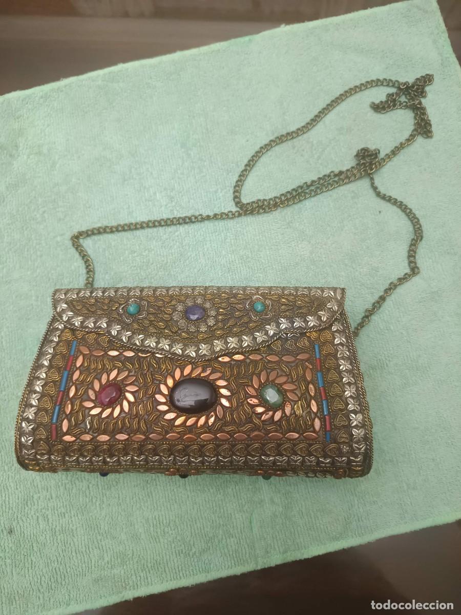 Joyeria: Bolso de mano vintage de estilo bohemio confeccionado en lat&oacute;n con filigranas met&aacute;licas y pedrer&iacute;a