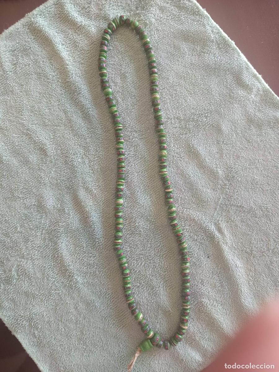 Joyeria: Collar de cuentas verde y morado con forma de disco (heishi)