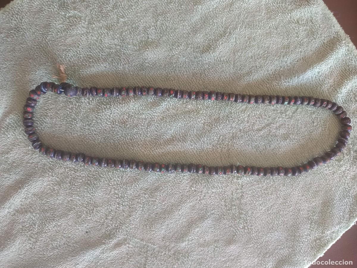 Joyeria: Collar o rosario de cuentas de tipo &eacute;tnico o devocional, elaborado con cuentas de madera