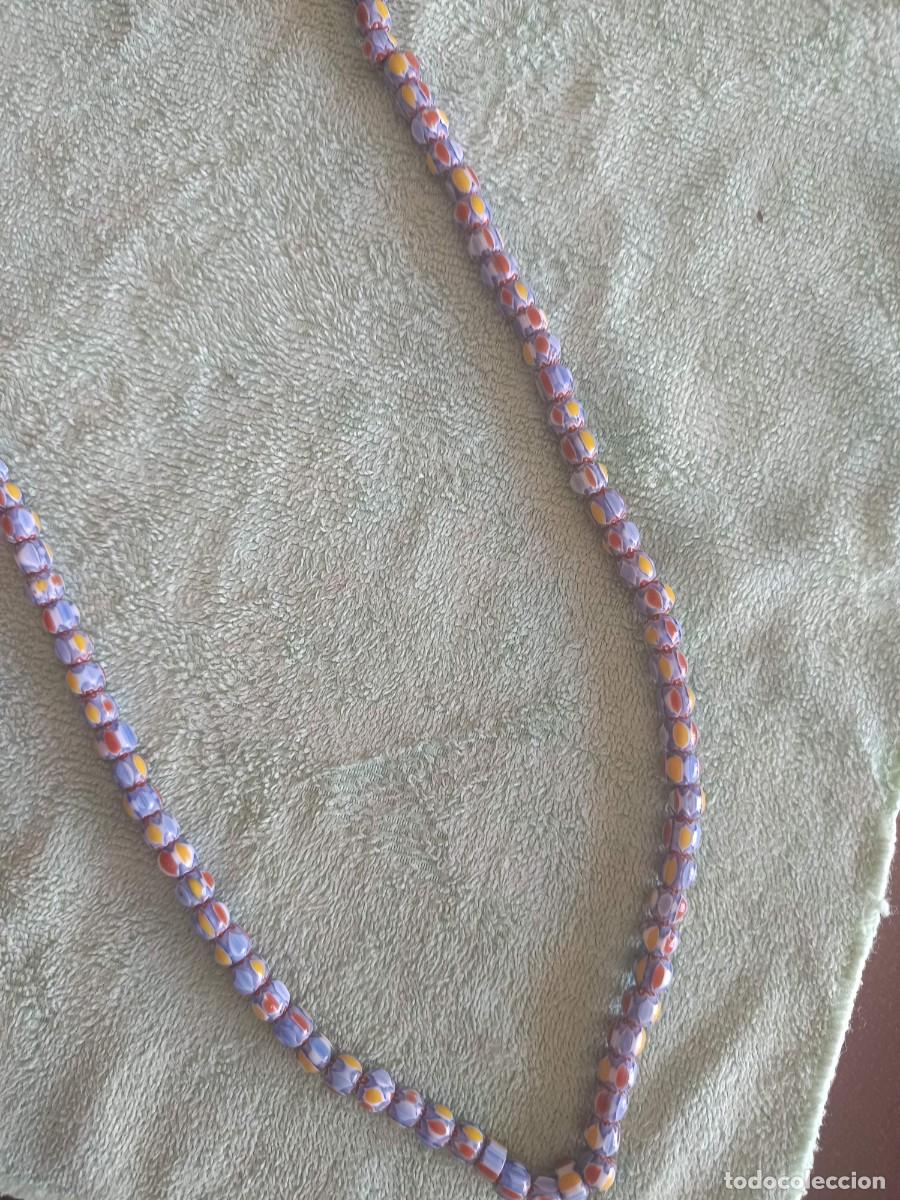 Joyeria: Collar de cuentas de cristal presenta un patr&oacute;n multicolor en tonos morados, naranjas y amarillos