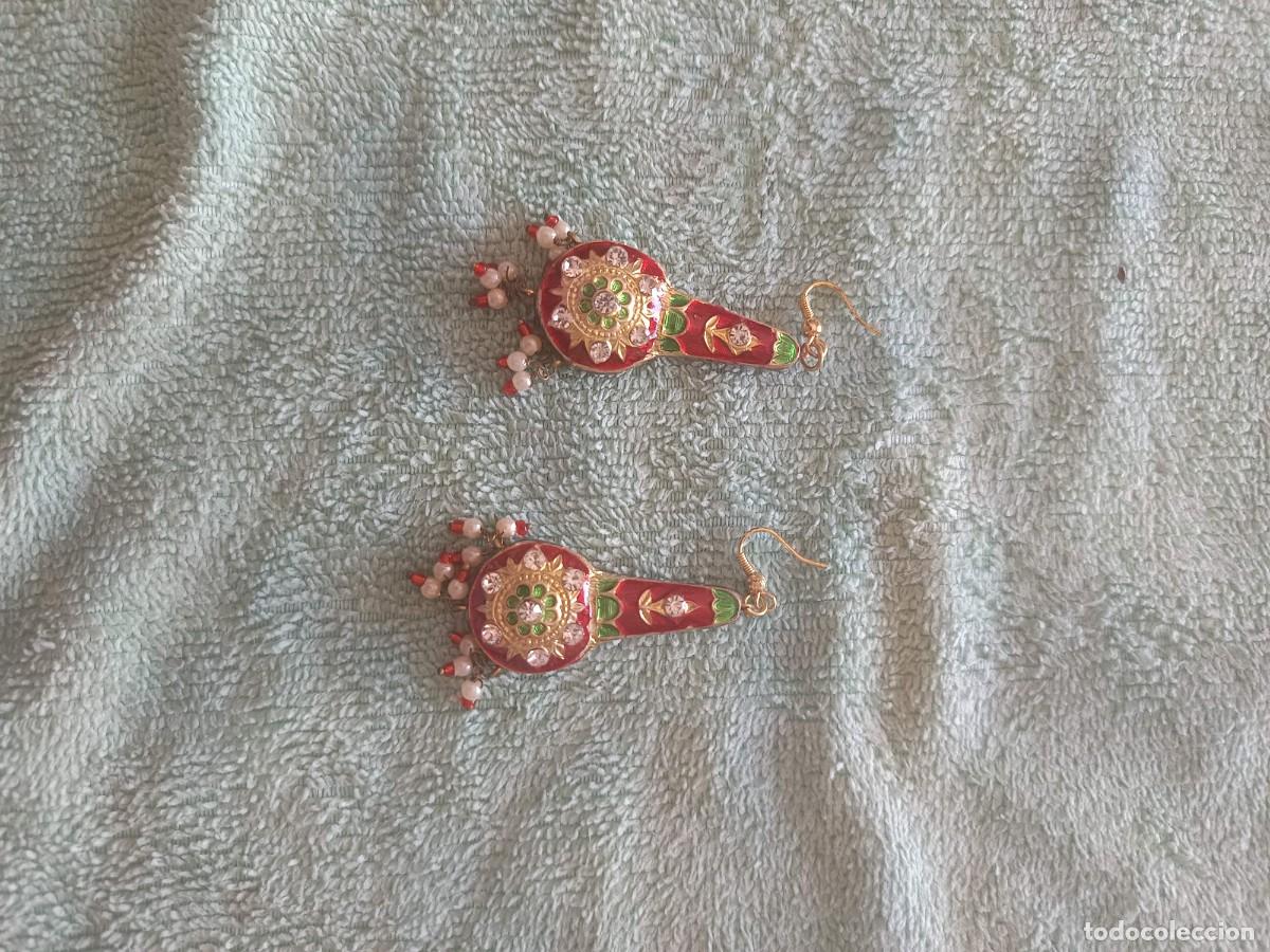 Joyeria: Pendientes largos de estilo tradicional indio, tipo chandbali o con dise&ntilde;o alargado meenakari.