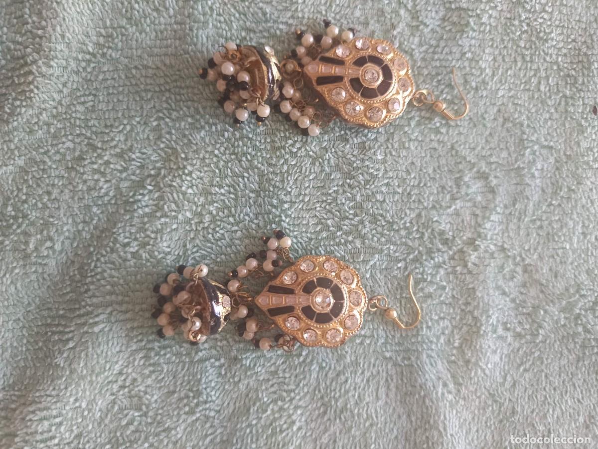 Joyeria: Pendientes largos de estilo tradicional indio con un dise&ntilde;o dorado y detalles en esmalte