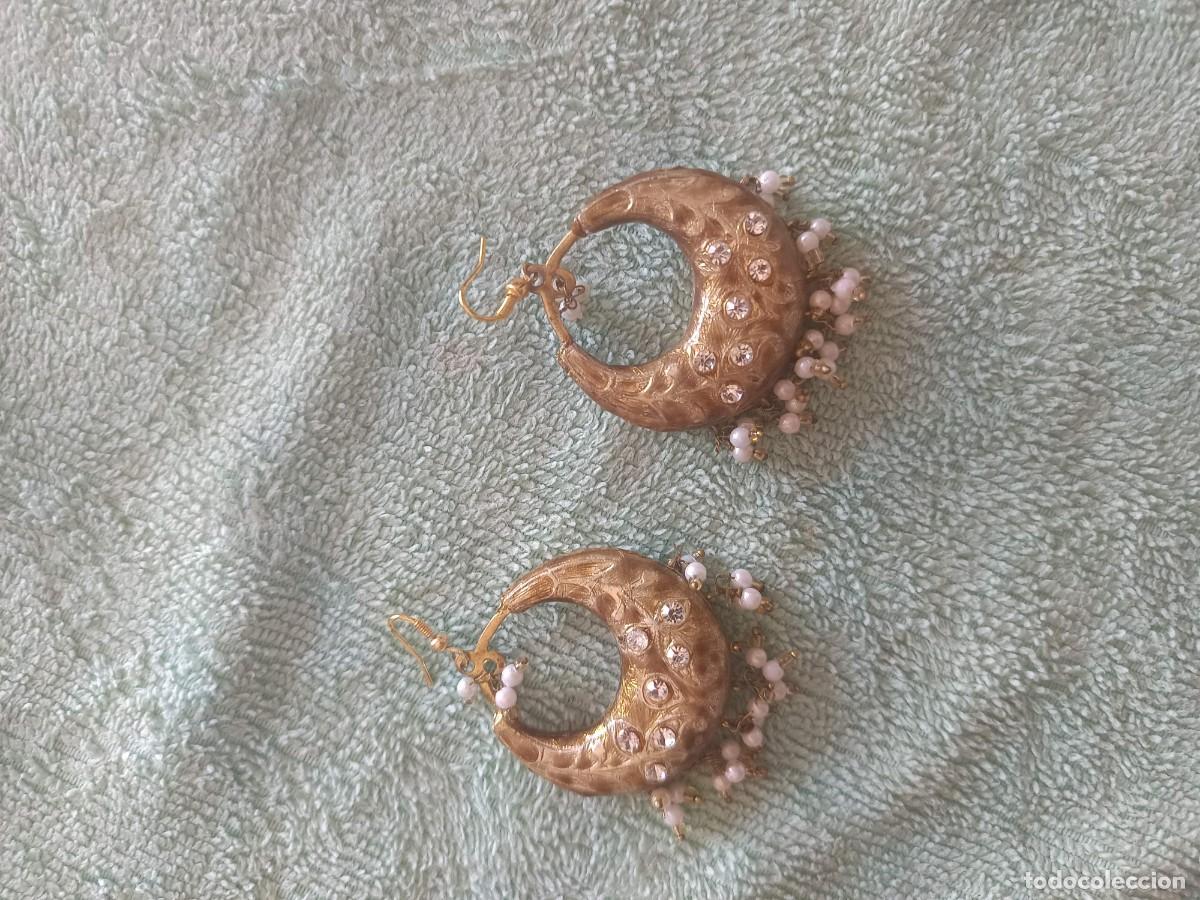 Joyeria: Pendientes de aro dorado con dise&ntilde;o de media luna presentan un acabado texturizado