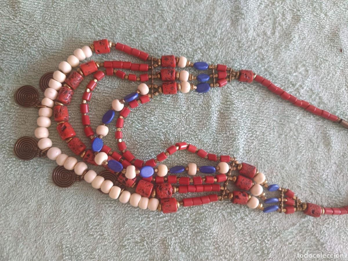 Joyeria: Collar &eacute;tnico de m&uacute;ltiples hilos destaca por sus cuentas de coral rojo y toques en azul lapisl&aacute;zuli