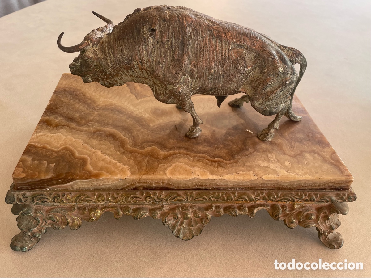 Joyeria: Toro de orfebrer&iacute;a sobre peana de m&aacute;rmol