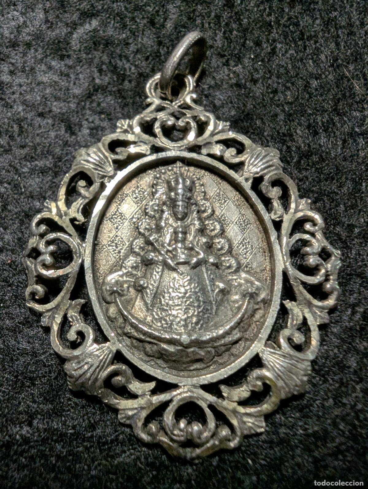 Joyeria: MEDALLA DE PLATA CALADA DE LA VIRGEN DEL ROCIO. TRASERA TEXTURIZADA.