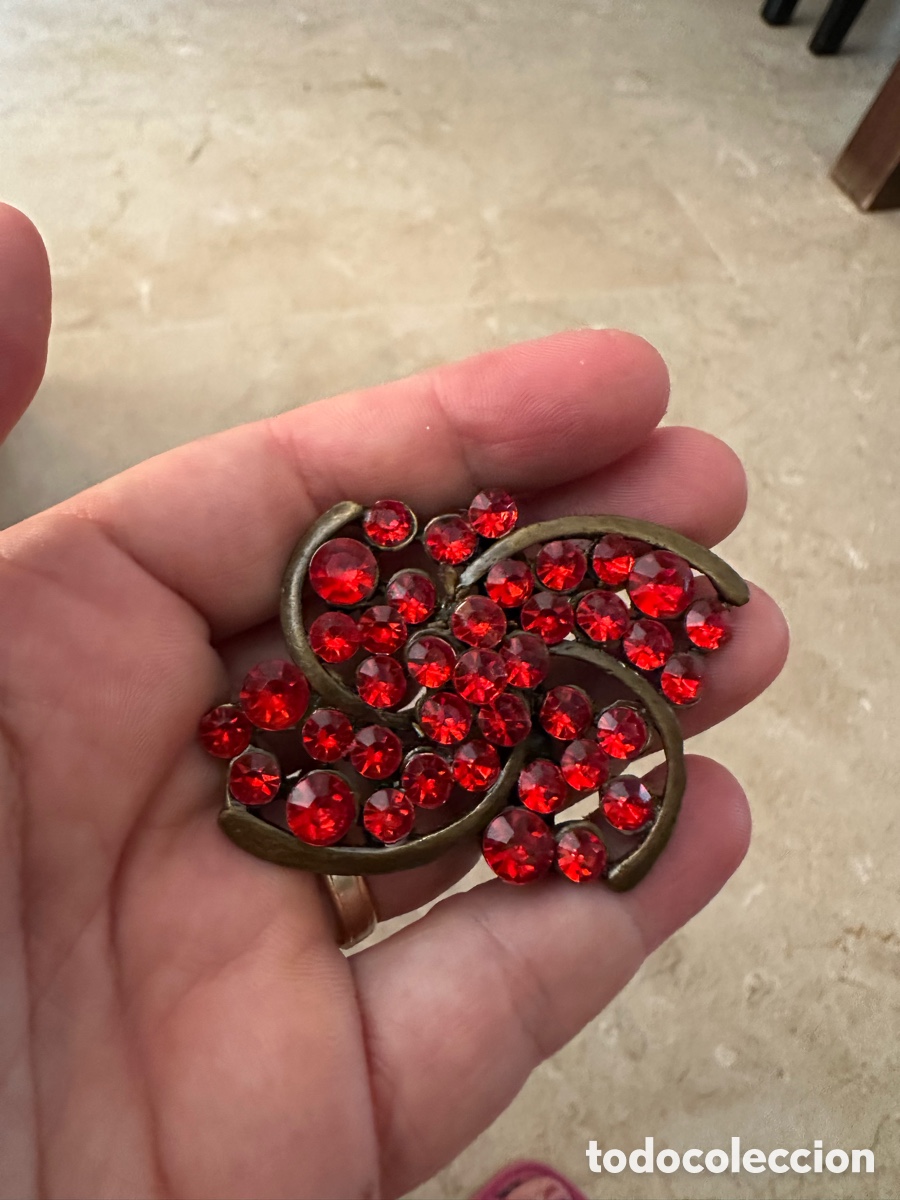 Joyeria: Broche bronce antiguo con piedras rojas