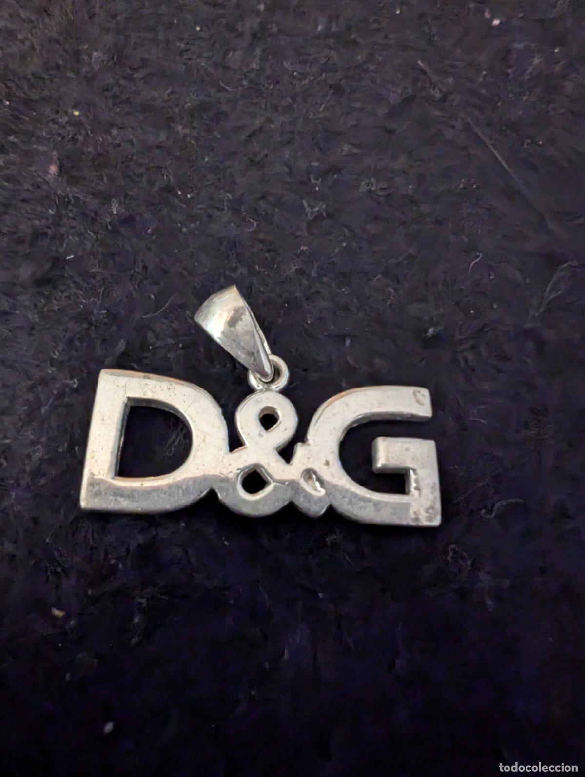 Joyeria: COLGANTE DE LA FIRMA D&G &rdquo;DOLCE & GABBANA&rdquo;. PESO: 5,15 gr. MEDIDA: 3 X 1,50 cm. MARCADO 925 ml.