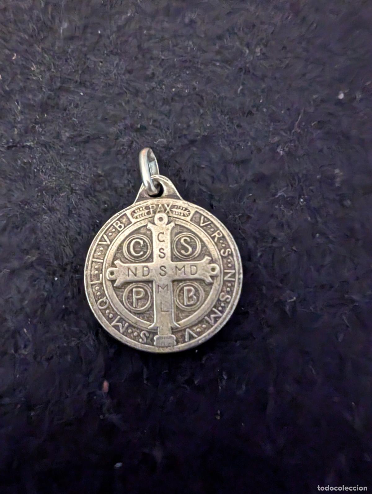 Joyeria: MEDALLA CON LA CRUZ DE SAN BENITO Y SAN BENITO EN LA TRASERA. PESO 4,08 gr. DIAMETRO: 1,82 cm