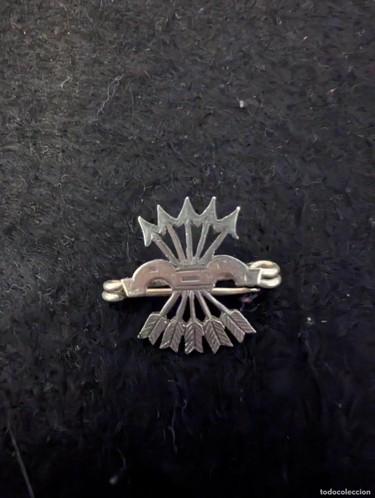 Joyeria: PIN DE PLATA DEL YUGO Y LAS FLECHAS SIMBOLO DE LA FALANGE. PESO 1,31 gr