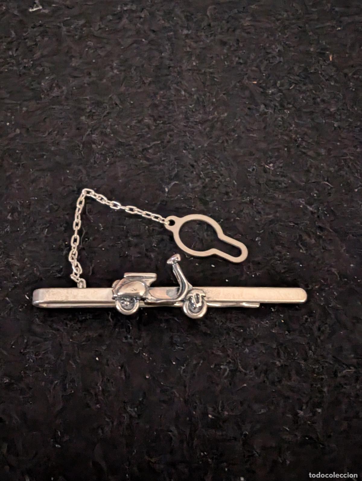 Joyeria: PISACORBATAS DE PLATA 925 CON UNA MOTO VESPA. DEL CLUB DE LA VESPA. PESO. 8,15 gr