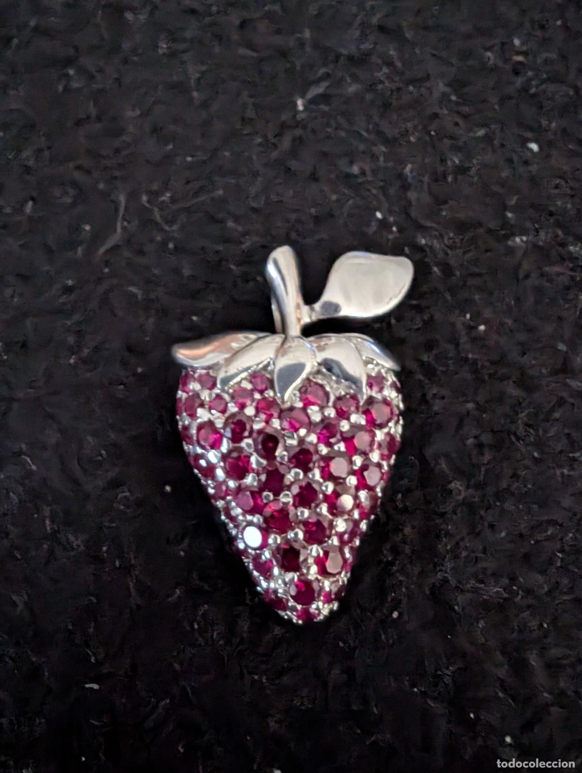 Joyeria: COLGANTE EN FORMA DE FRESA CON MULTITUD DE CRITALES ROJOS. PESO: 8,11 gr. 3,50 x 2 cm