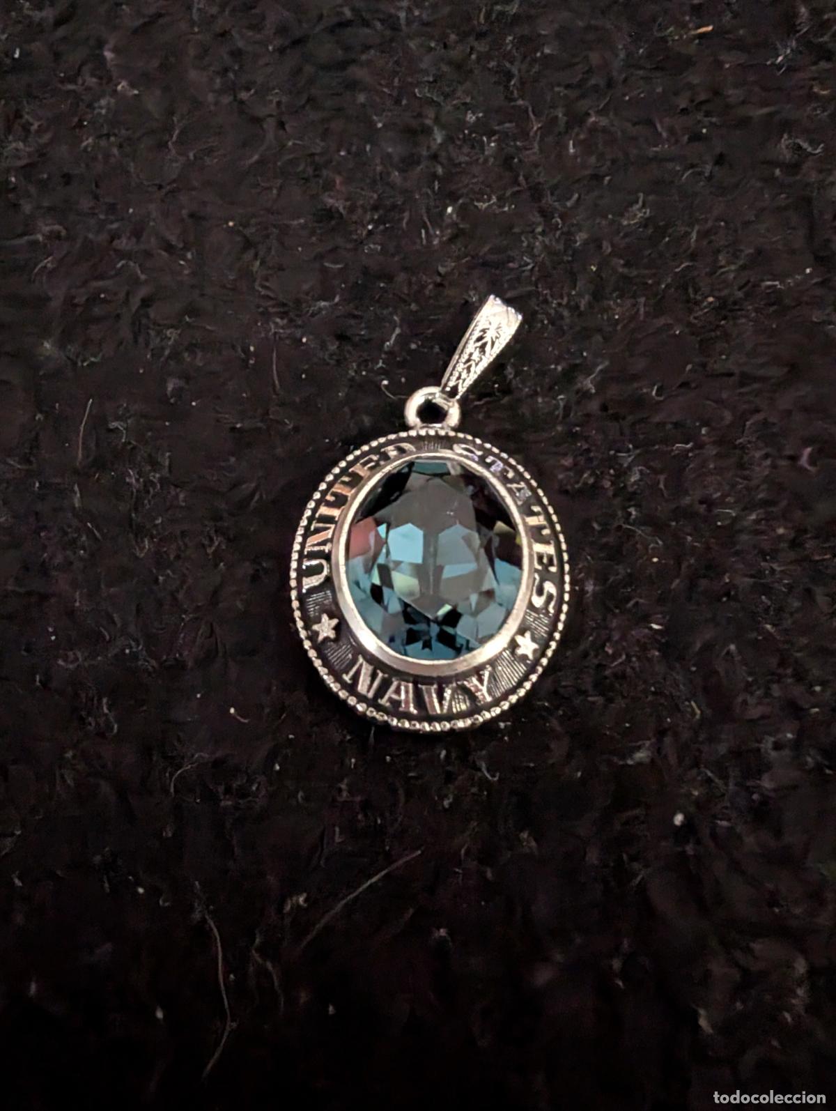Joyeria: COLGANTE DE PLATA MARCADA DE LA NAVY DE UNITED STATES. CON UNA PIEDRA FACETADA AZUL OSCURA.