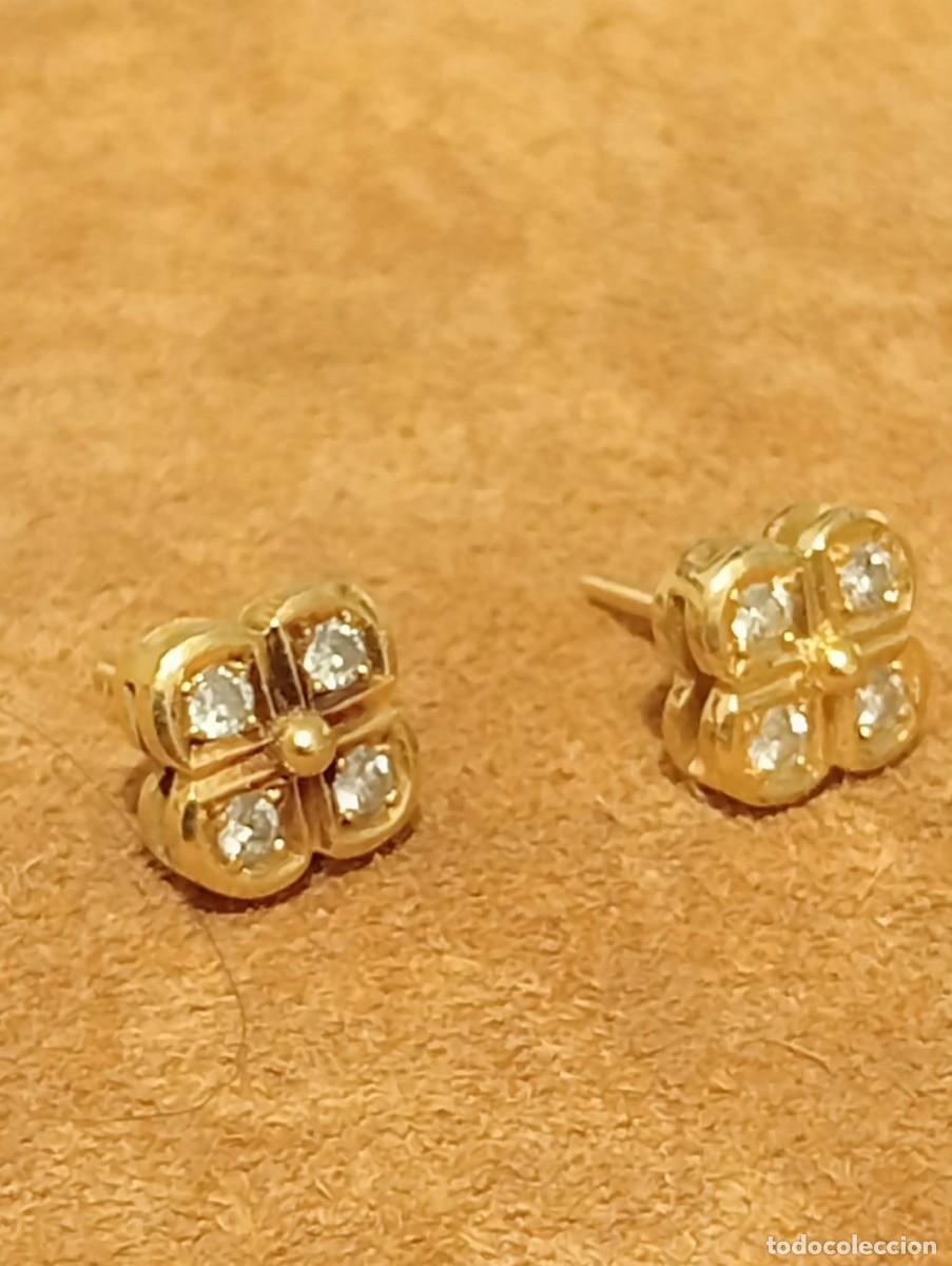 Joyeria: Pendientes de oro y diamantes en forma de tr&eacute;bol de cuatro hojas.