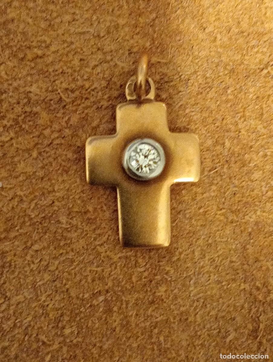 Joyeria: Colgante de oro y diamante en forma de cruz de Dinh Van