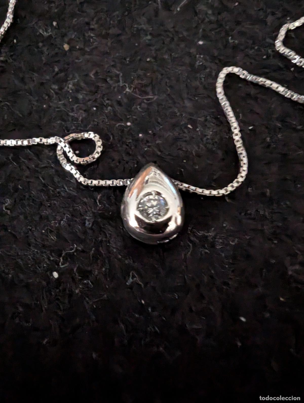 Joyeria: GARGANTILLA DE PLATA CON COLGANTE EN FORMA DE LAGRIMA CON PIEDRA TRANSPARENTE. 40 cm y 2,91 gr.
