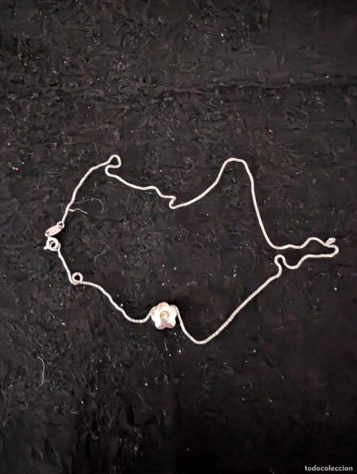 Joyeria: GARGANTILLA DE PLATA CON COLGANTE EN FORMA DE MARGARITA CON PIEDRA TRANSPARENTE. 40 cm y 3,33 gr.