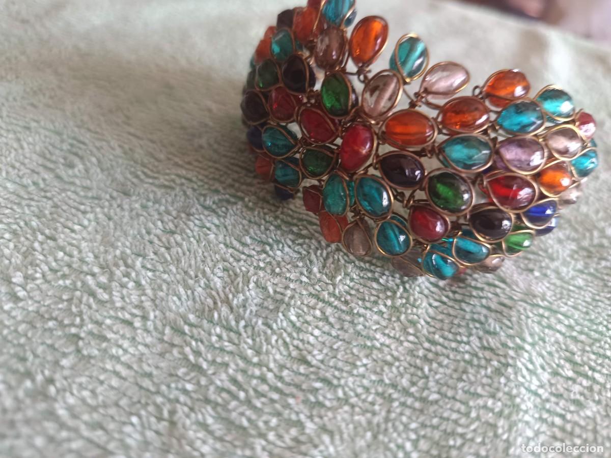 Joyeria: Brazalete r&iacute;gido artesanal adornado con m&uacute;ltiples cristales facetados de colores vibrantes