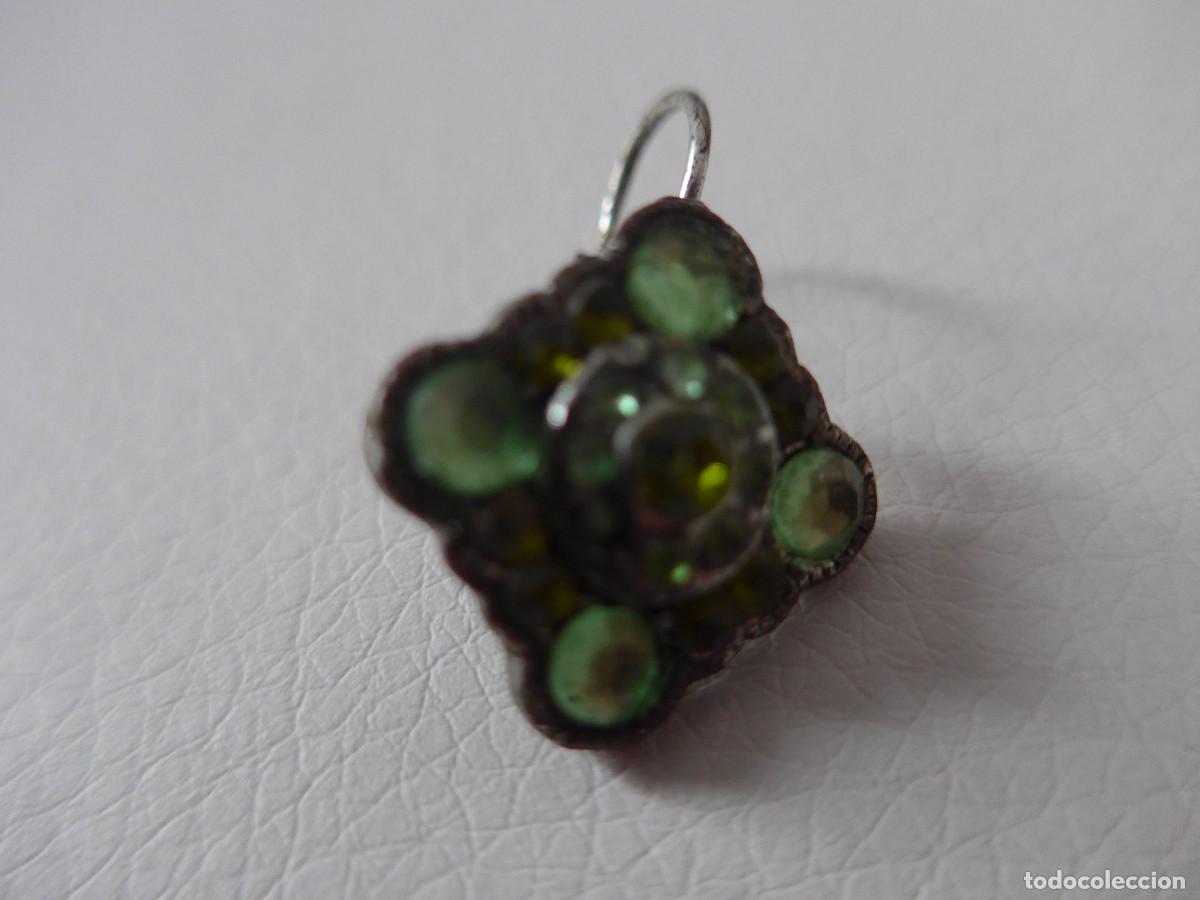 Joyeria: PENDIENTE DE METAL CON ADORNOS