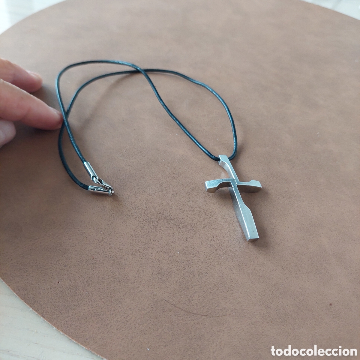 Joyeria: Cruz de acero inox Lotus.