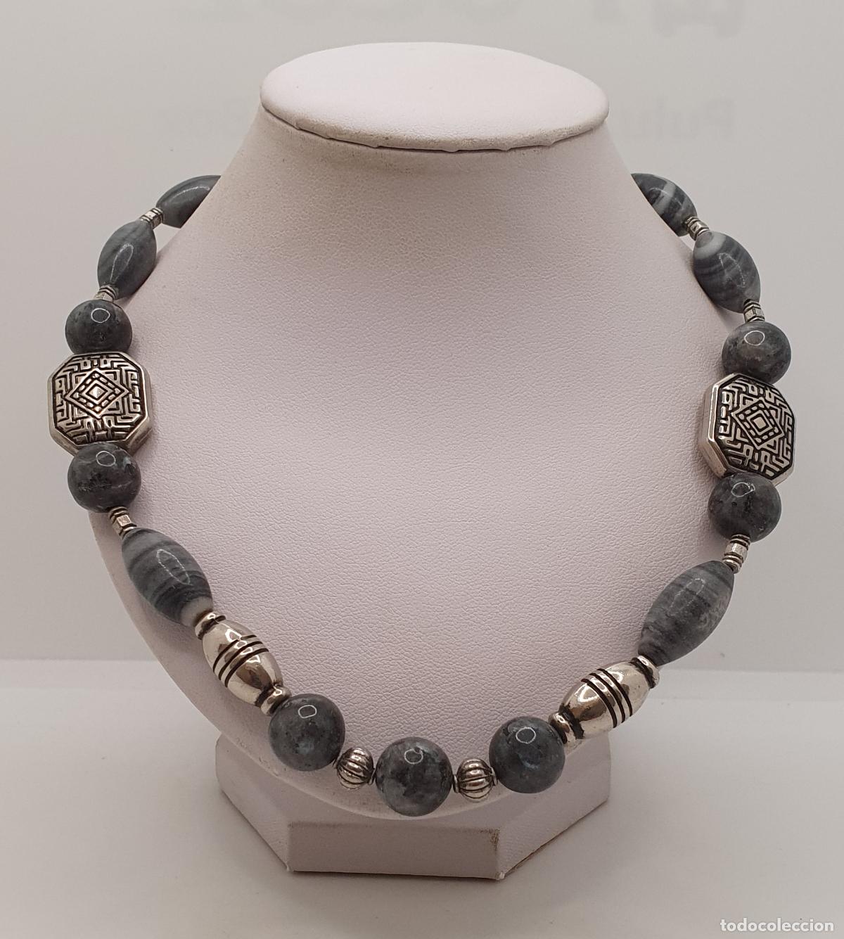 Joyeria: Magn&iacute;fica gargantilla de larvikita y jaspe cinta gris con cuentas grabadas acabadas en plata de ley.