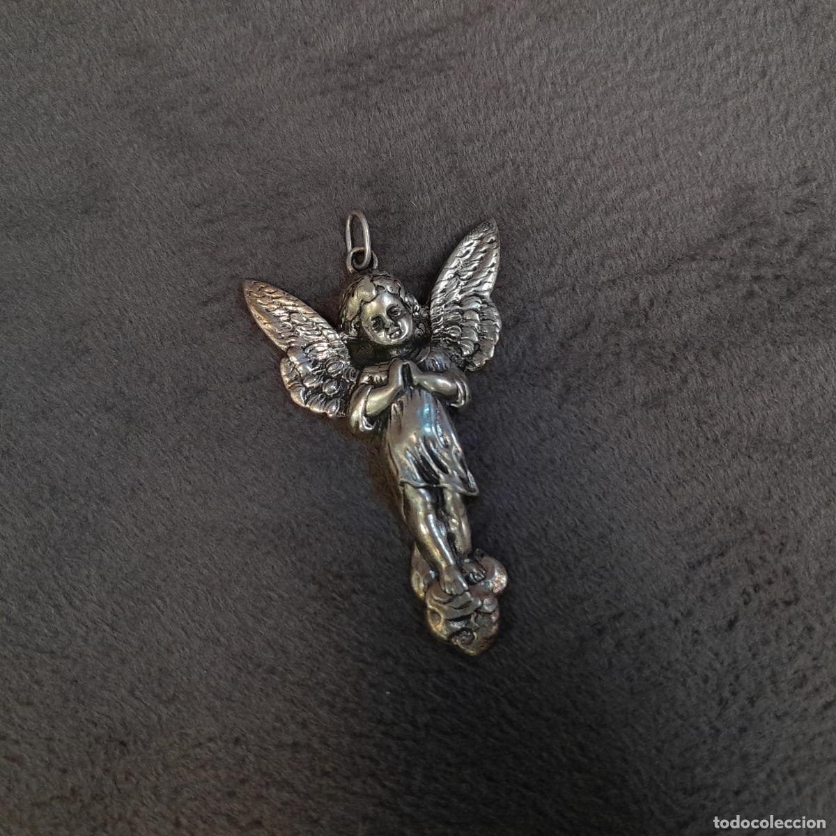 Joyeria: COLGANTE O DIJE EN PLATA DE LEY CON FORMA DE &Aacute;NGEL EN ORACI&Oacute;N. SIGLO XX
