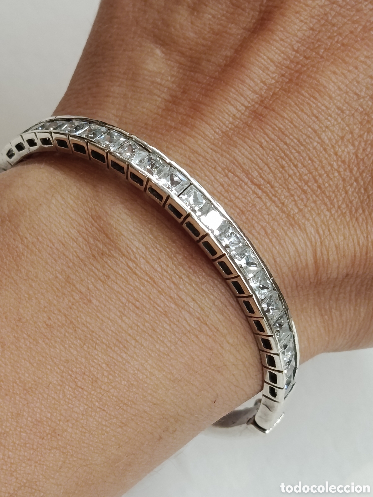 Joyeria: Pulsera r&iacute;gida de plata y circonitas. Plata 925
