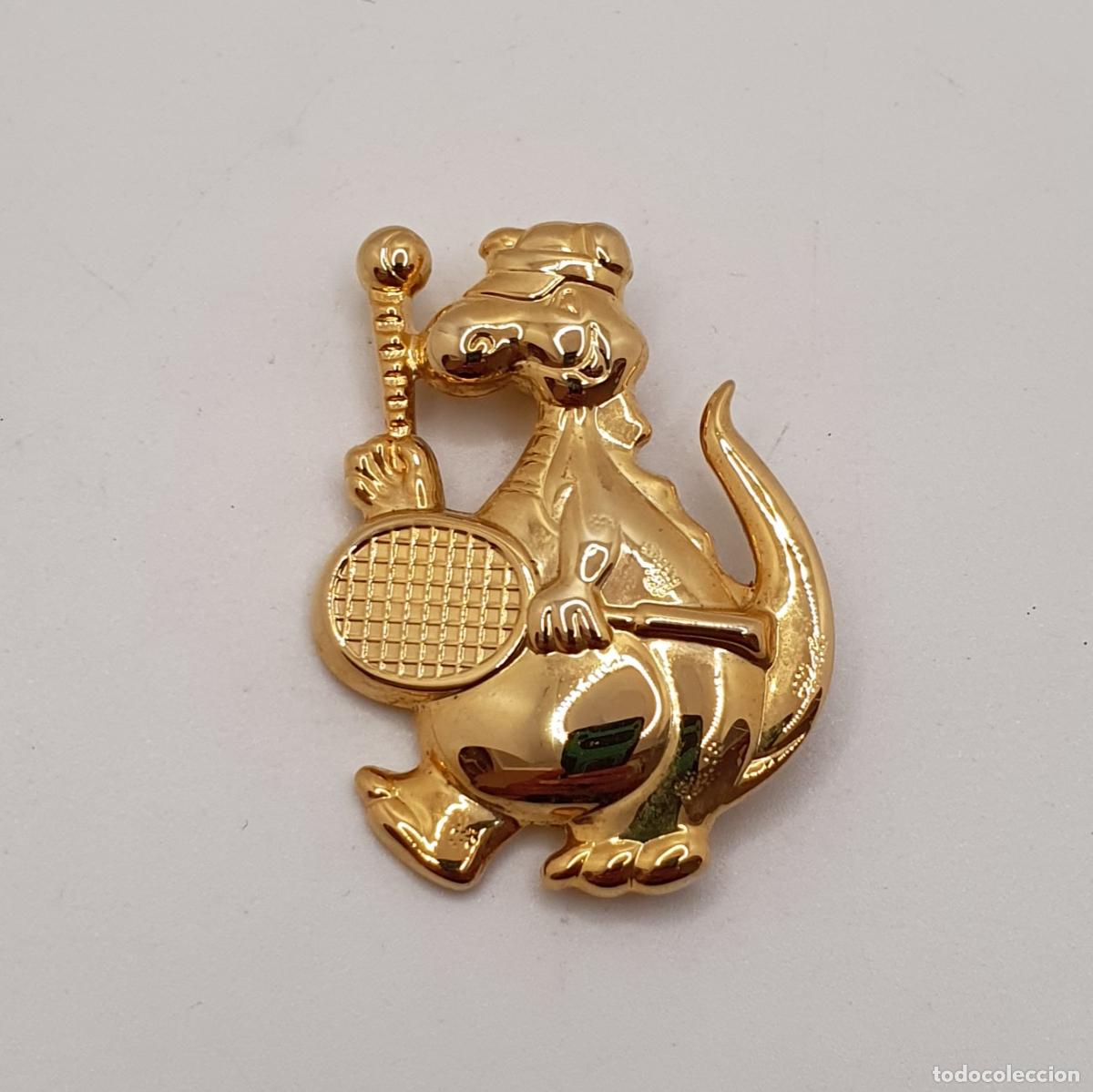 Joyeria: Simp&aacute;tico broche vintage de dinosaurio ataviado de deporte chapado en oro de 18k.
