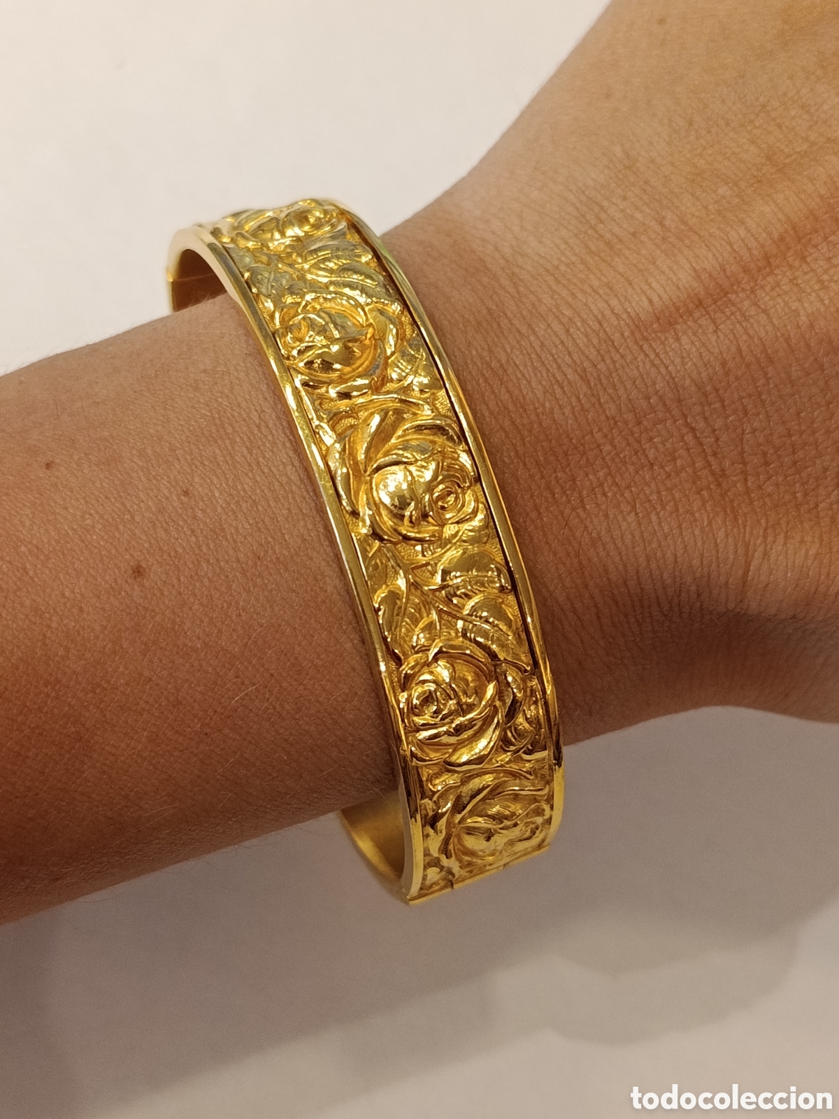 Joyeria: Pulsera brazalete, chapado en Oro . Motivo floral , rosas en relieve. Estilo modernista. Bisuter&iacute;a.