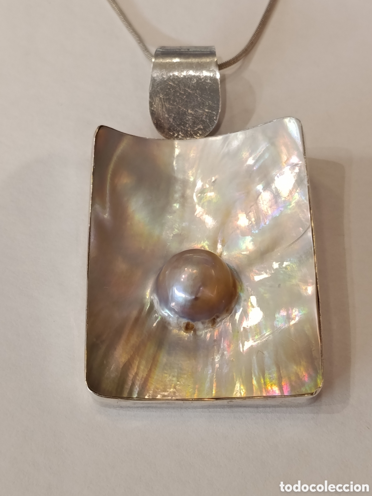 Joyeria: Colgante , collar de plata con placa de n&aacute;car con perla. Madre perla enmarcada en perla.