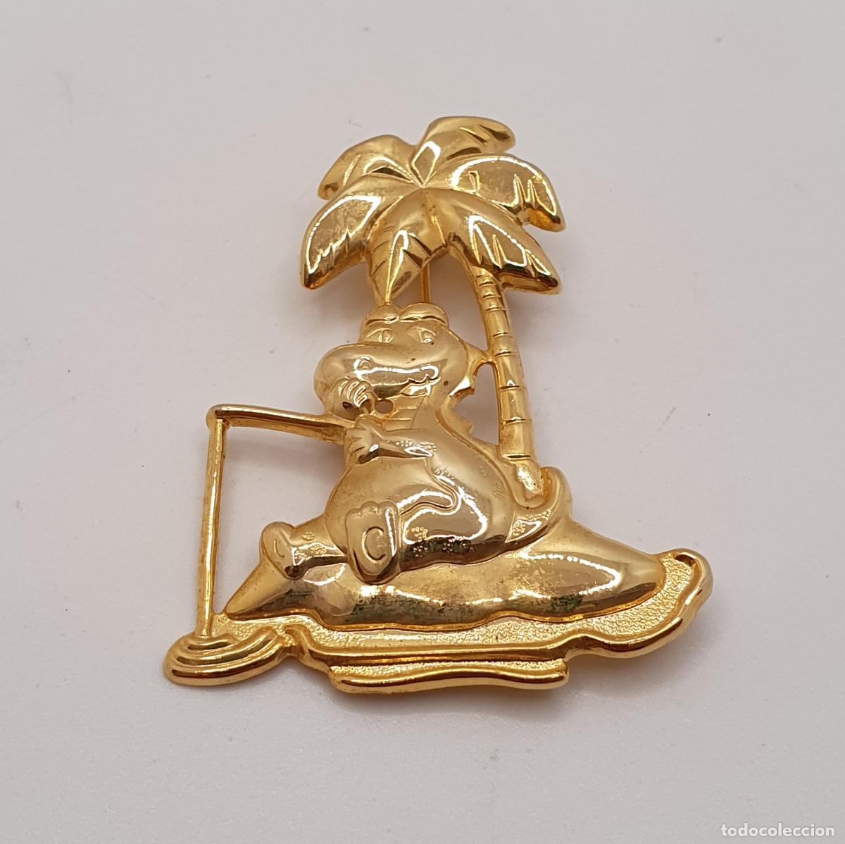 Joyeria: Bonito broche de dinosaurio pescando en una isla chapado en oro de 18k.