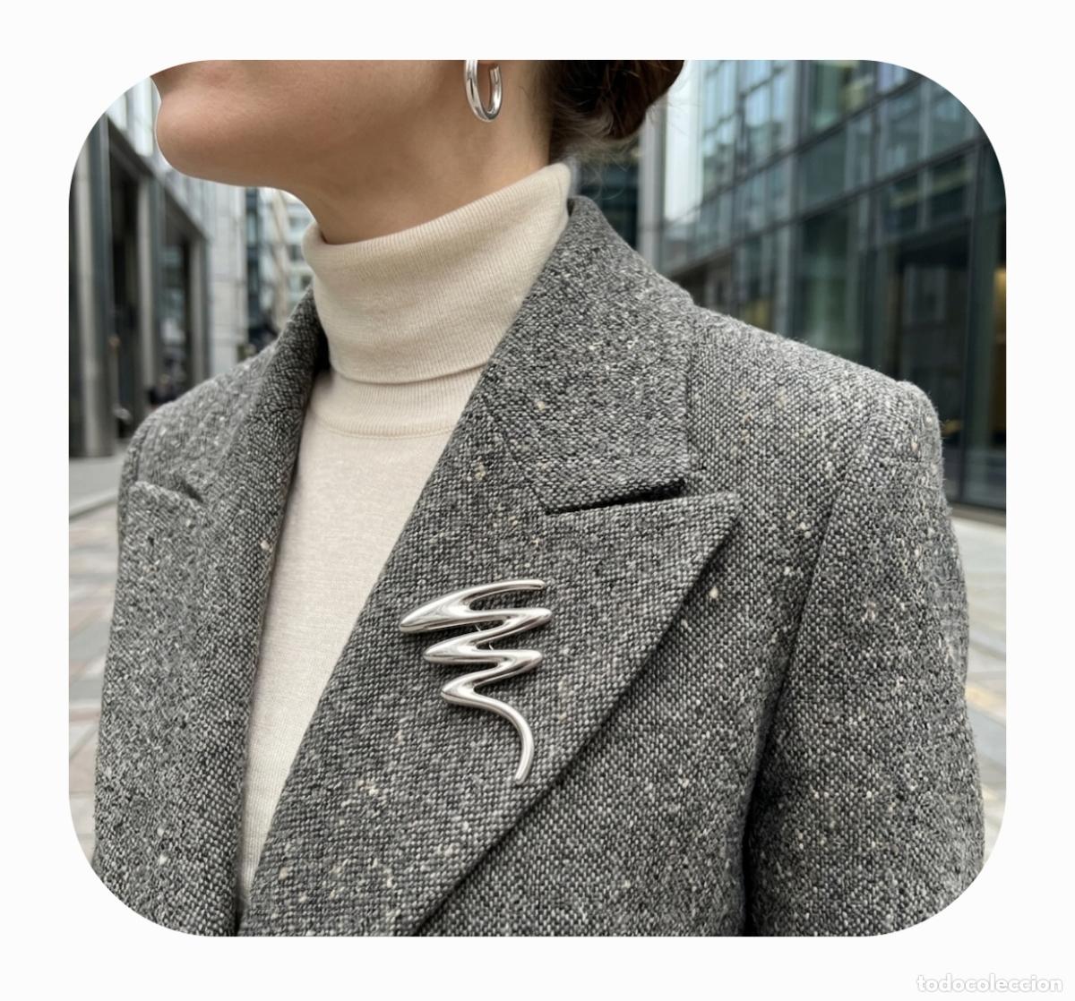 Joyeria: Sofisticado broche de dise&ntilde;o zigzag con acabados en plata.