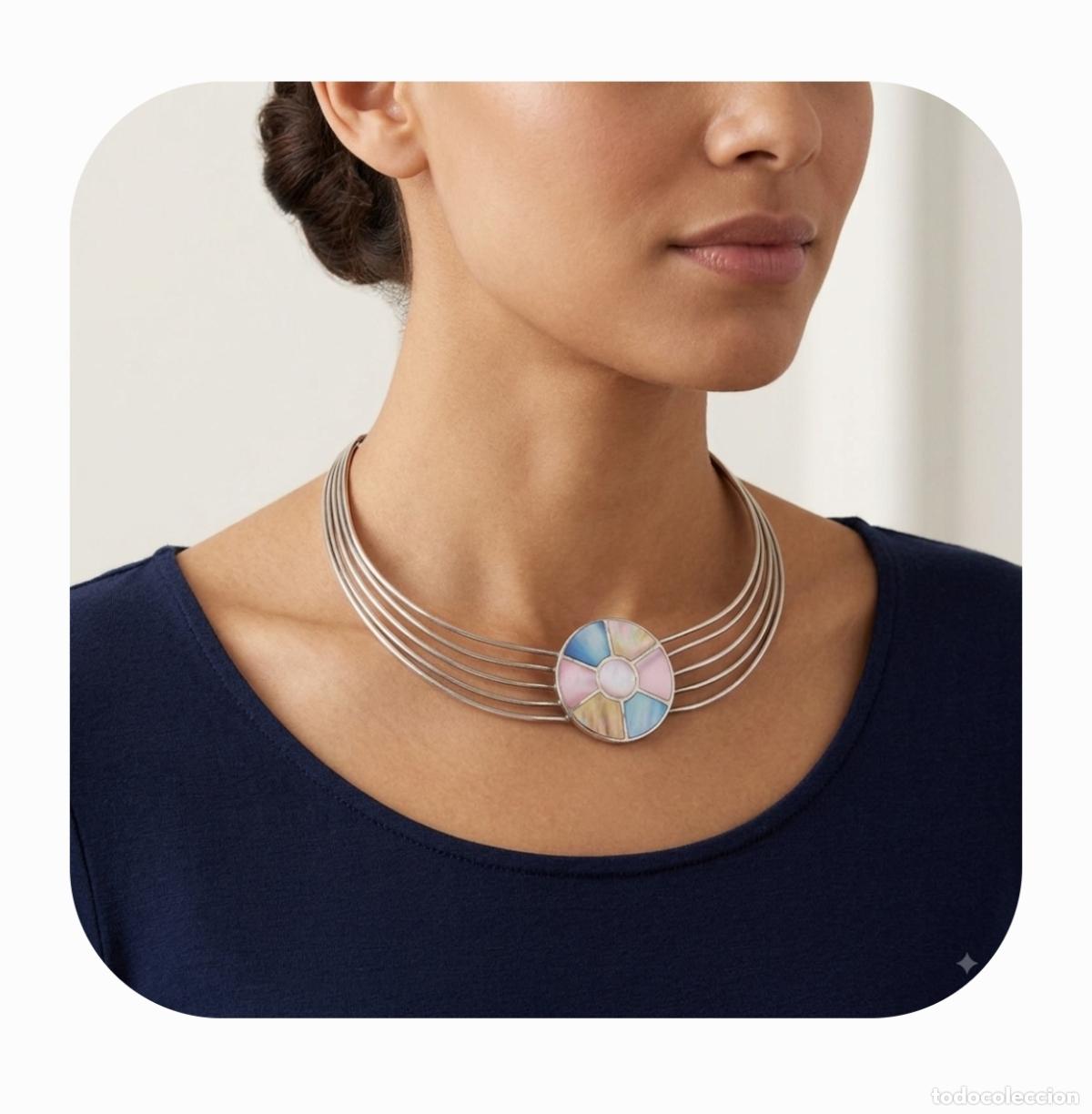 Joyeria: Bella gargantilla tipo torque en plata de primera ley 925 con medall&oacute;n central de n&aacute;car tonos pastel