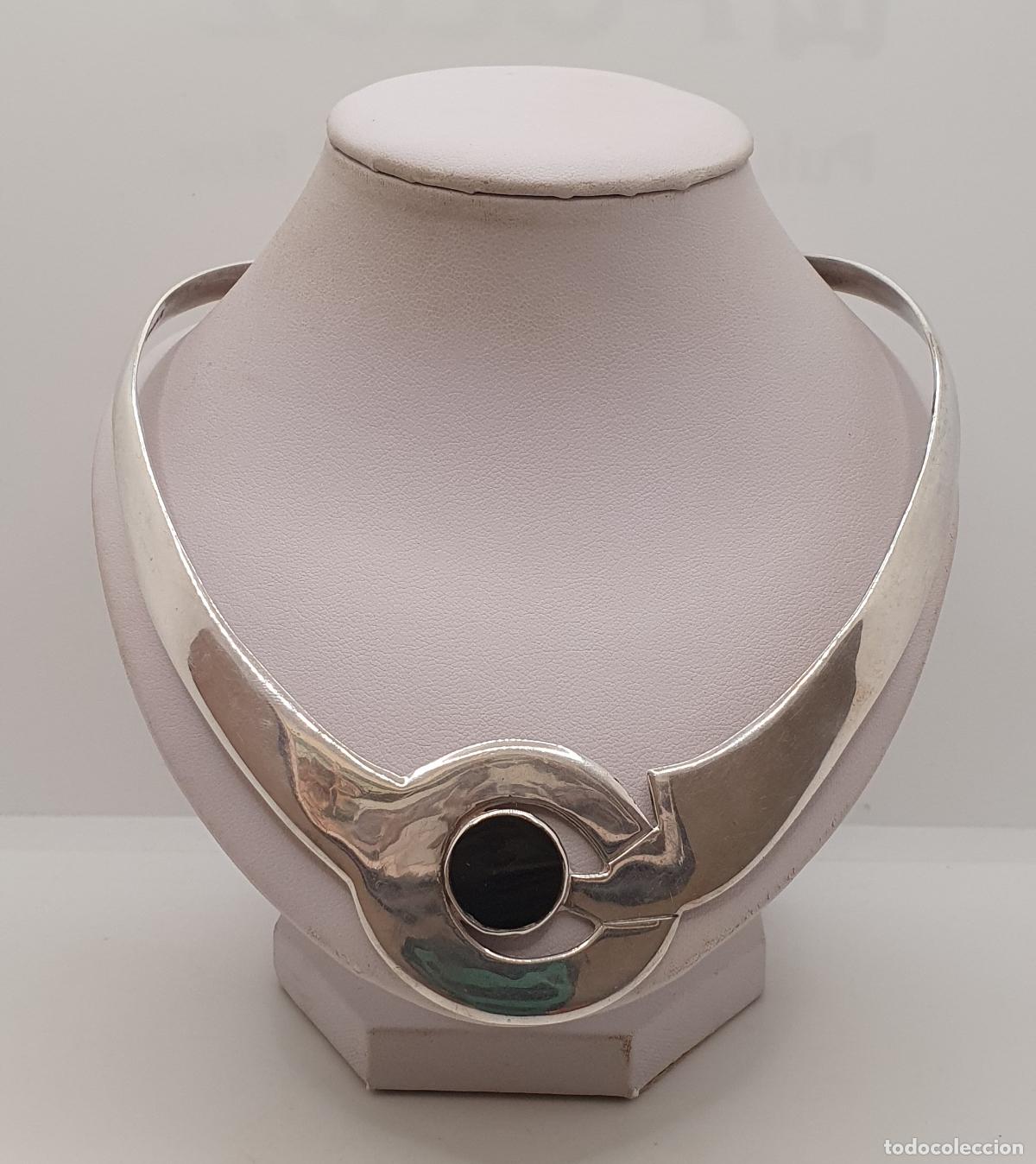 Joyeria: Magn&iacute;fica gargantilla r&iacute;gida de dise&ntilde;o en plata de primera ley 925 con cabuj&oacute;n de azabache.